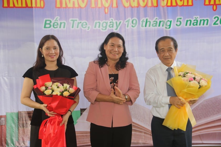 Bà Nguyễn Thị Bé Mười - Phó Chủ tịch UBND tỉnh Bến Tre tặng hoa cho các đơn vị đồng hành.