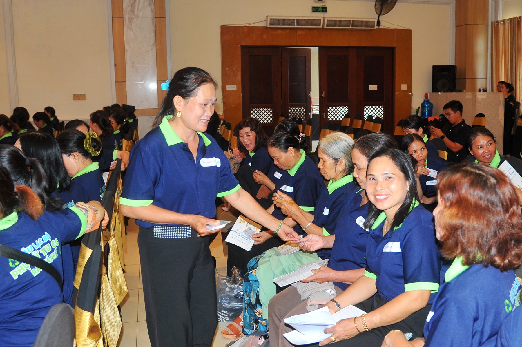 Cấp phát thẻ hội viên cho thành viên các câu lạc bộ Phụ nữ thu gom rác tái chế bảo vệ môi trường. Ảnh: ANH NGỌC