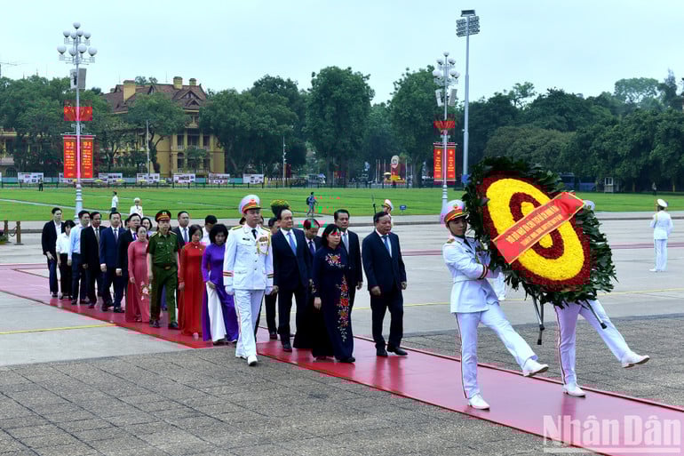 Đoàn đại biểu Thành ủy, Hội đồng nhân dân, Ủy ban nhân dân, Ủy ban Mặt trận Tổ quốc thành phố Hà Nội vào Lăng viếng Chủ tịch Hồ Chí Minh.