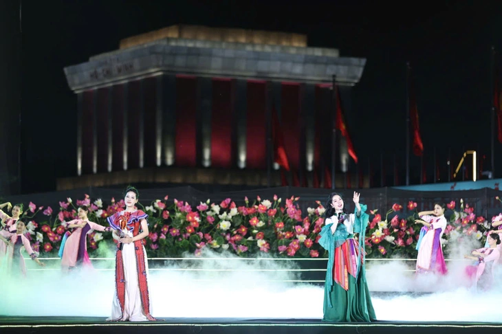Tổng Bí thư Tô Lâm và lãnh đạo Đảng, Nhà nước dự chương trình nghệ thuật ‘Người là Hồ Chí Minh’ - Ảnh 3.