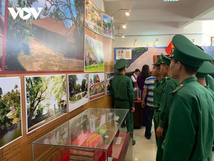 Không gian triển lãm thu hút đông đảo người dân, du khách đến xem