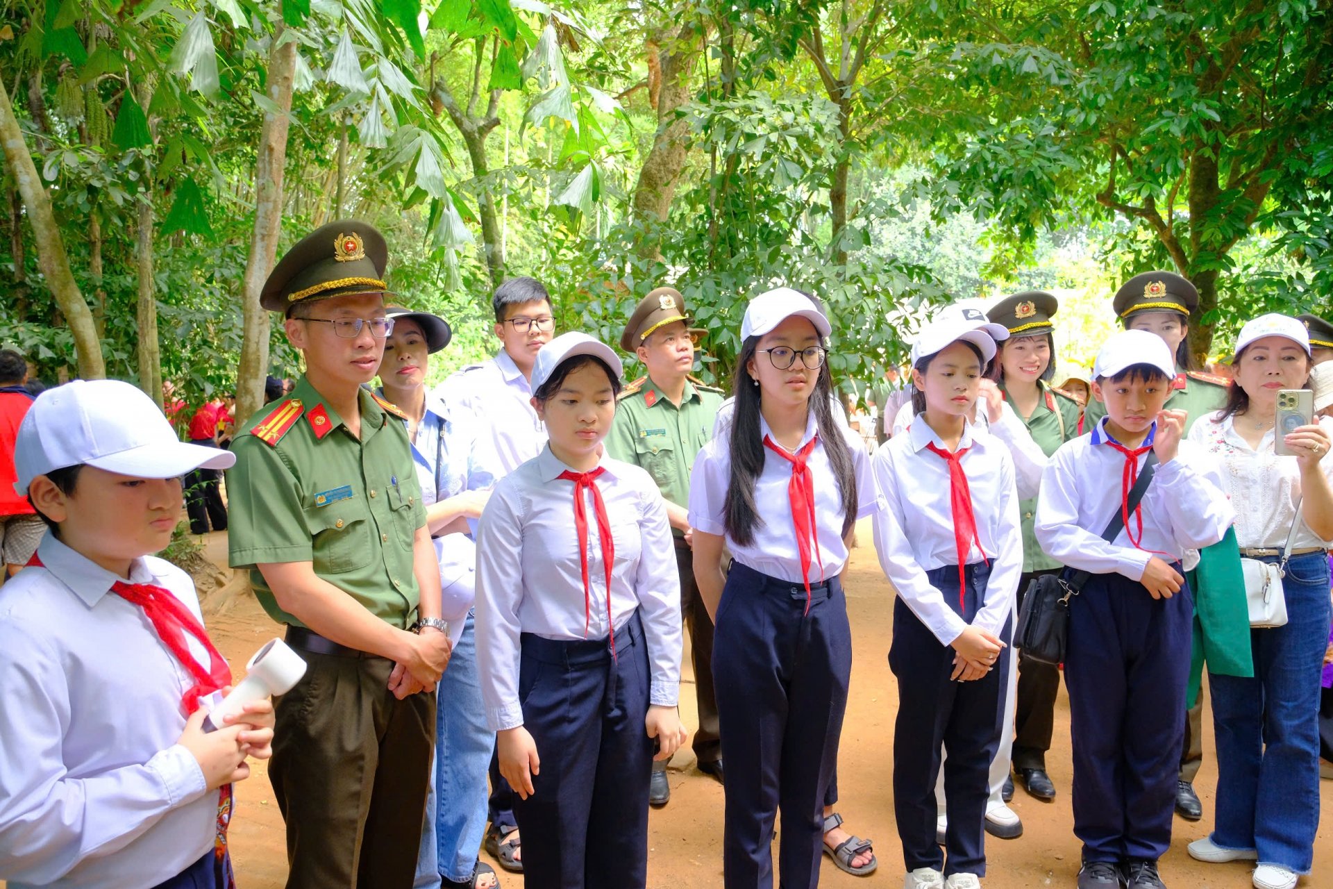 Đoàn Công an tỉnh Lâm Đồng nghe thuyết minh tại khu di tích làng Hoàng Trù - Quê ngoại bác Hồ

