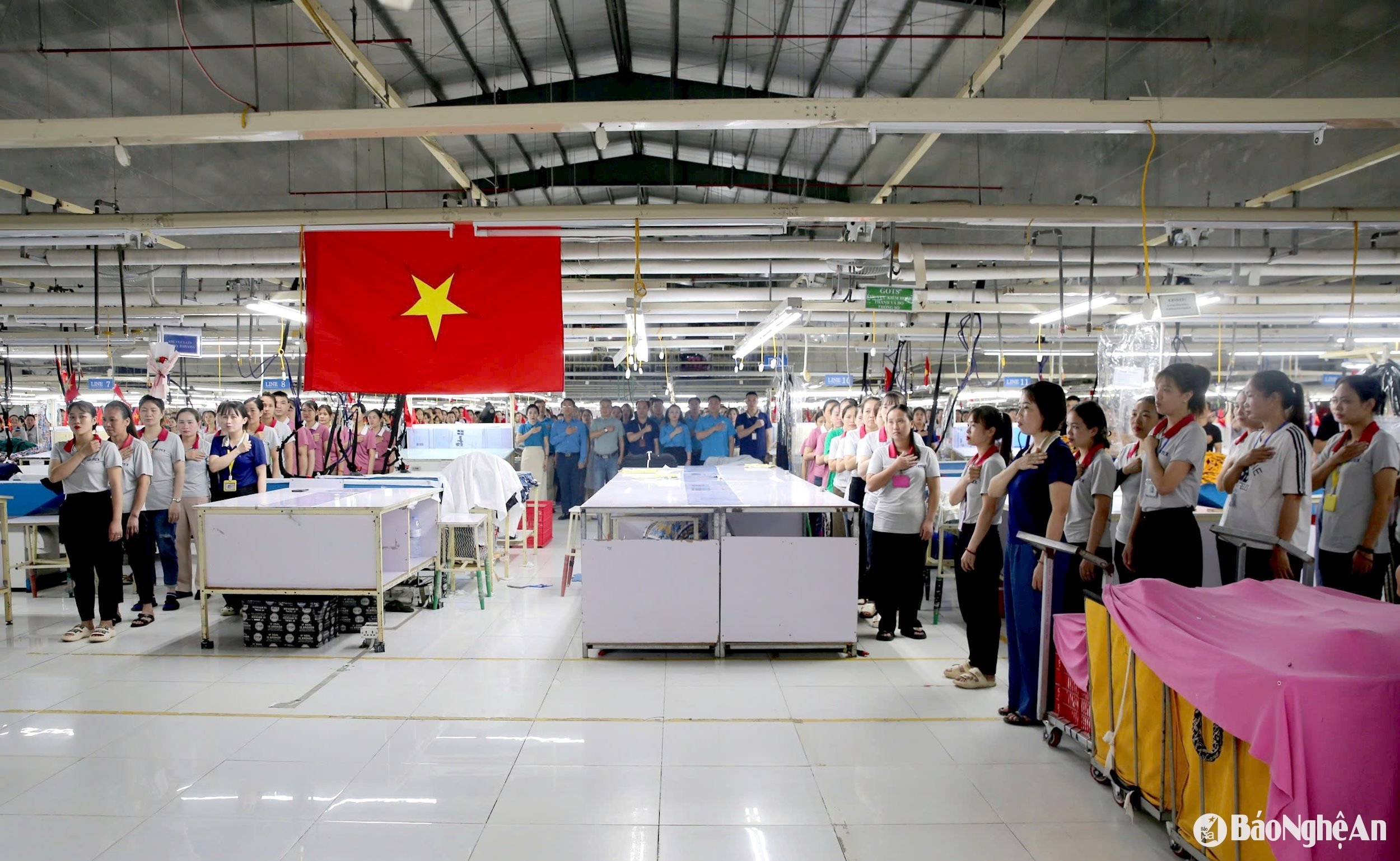 tặng quà cho công nhân chào cờ ngày 19.5 Tháng Công nhân 2025 Ảnh CSCC00009