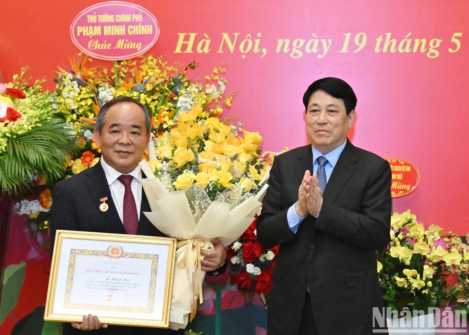 [Ảnh] Chủ tịch nước Lương Cường trao huy hiệu 40 năm tuổi Đảng tặng Chủ nhiệm Văn phòng Chủ tịch nước Lê Khánh Hải ảnh 4