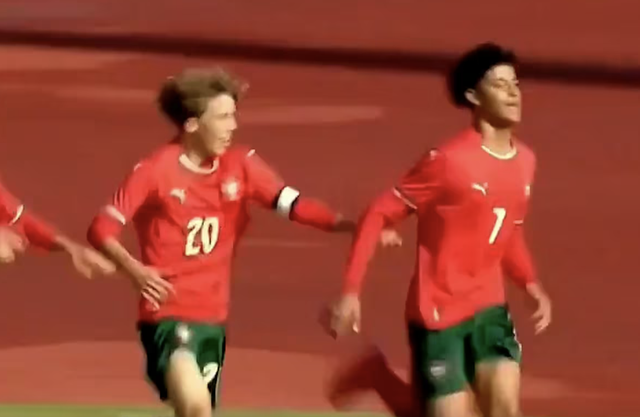 Con trai Ronaldo gây bão mạng xã hội với cú đúp bàn thắng - Ảnh 1.