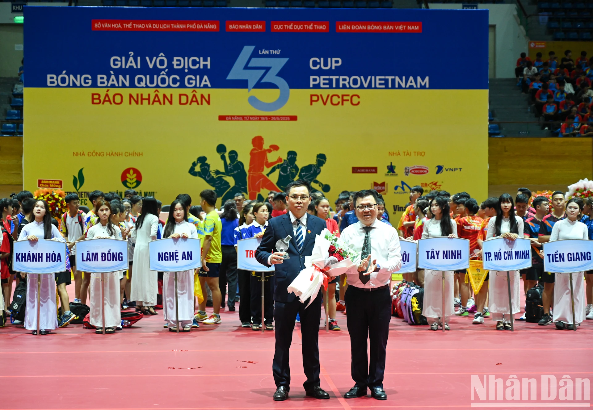 [រូបថត] ទិដ្ឋភាពនៃពិធីបើកការប្រកួតកីឡាវាយកូនឃ្លីលើតុជាតិលើកទី ៤៣ នៃកាសែត Nhan Dan រូបថត 16