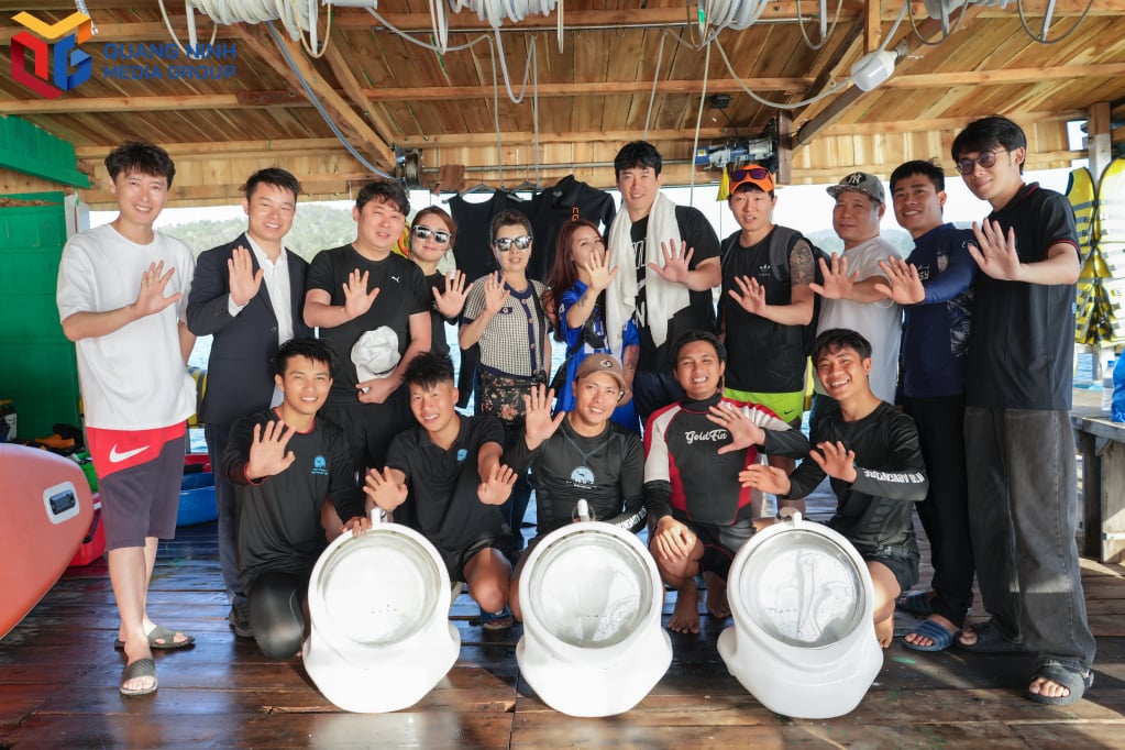 Korean tourists diving in Co To.