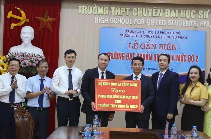 Bộ trưởng Nguyễn Mạnh Hùng trao tặng Phòng thực hành giáo dục STEM cho Trường THPT chuyên ĐH Sư phạm - Ảnh 1.