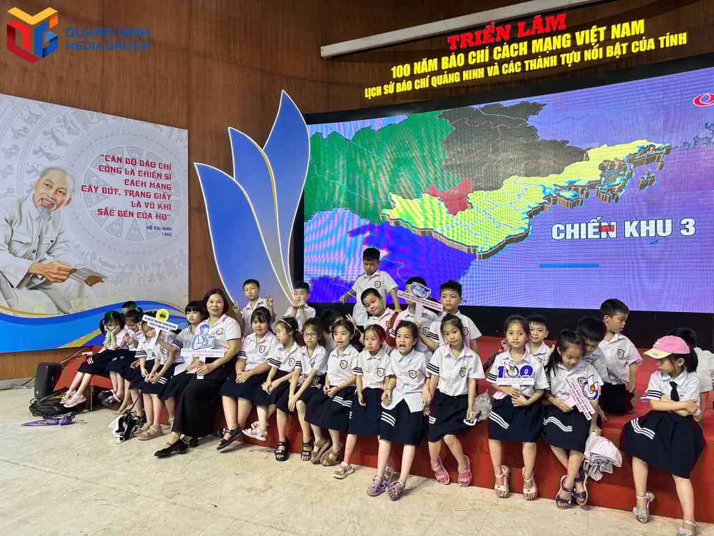 Các em học sinh thích thú chụp hình lưu niệm tại Triển lãm.