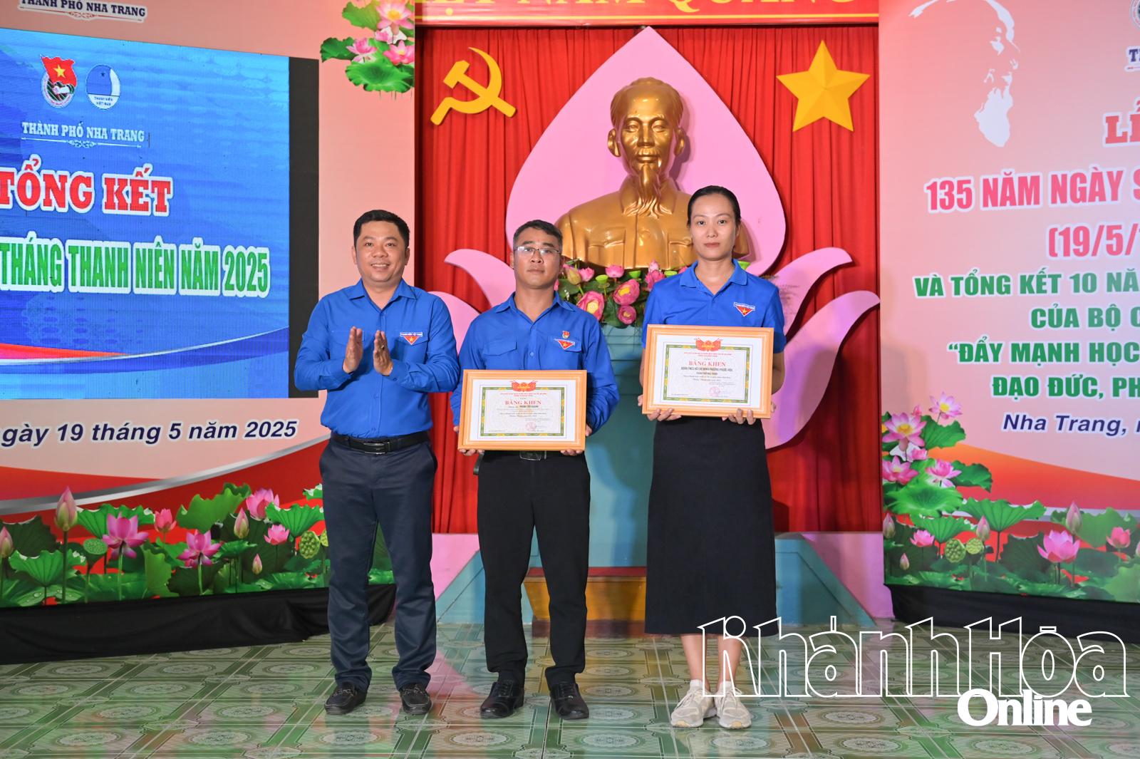 Lãnh đạo Tỉnh đoàn tặng bằng khen cho 1 tập thể, 1 cá nhân.