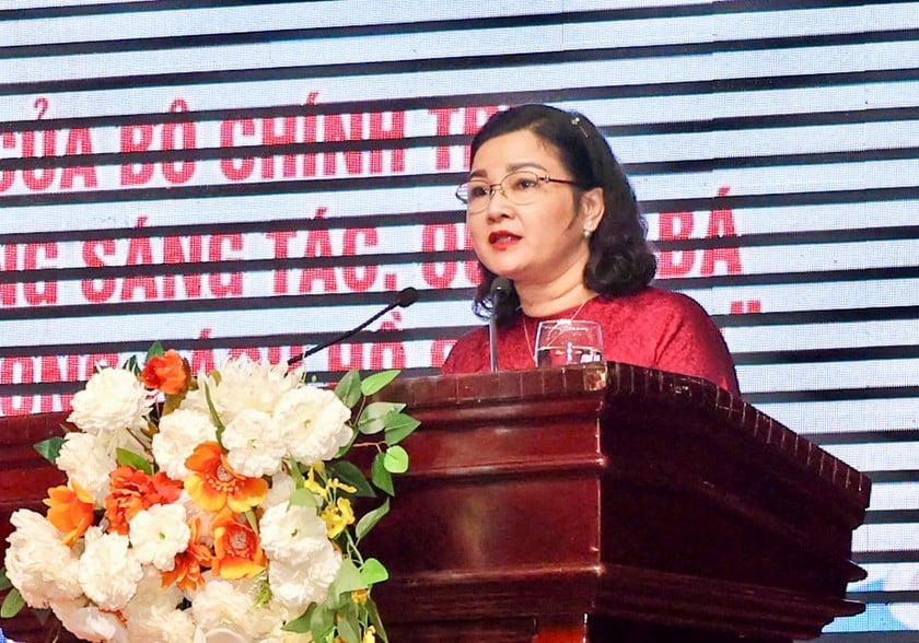 Phó Trưởng Ban Tuyên giáo và Dân vận tỉnh ủy Nghệ An - bà Nguyễn Thị Hồng Hoa phát biểu tại Hội nghị.