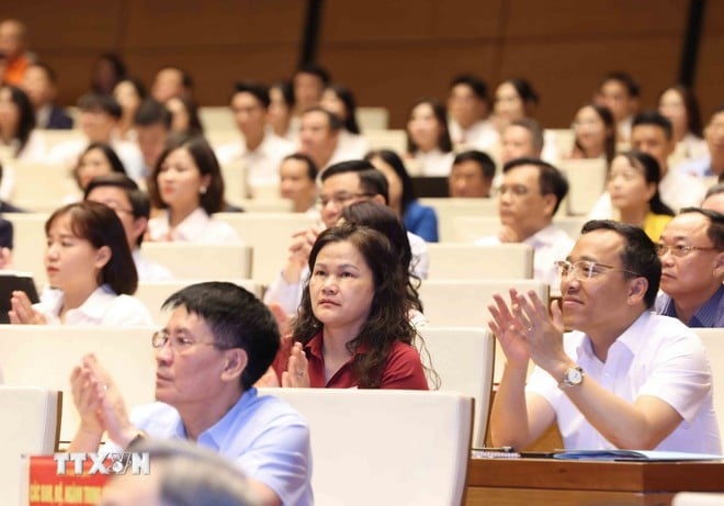 Hoàn thiện thể chế song song với thi hành nghiêm minh pháp luật