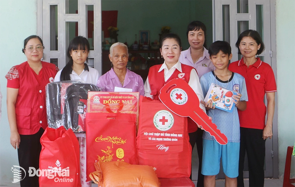 Hội Chữ thập đỏ tỉnh và huyện Vĩnh Cửu bàn giao nhà kiên cố cho gia đình bà Nguyễn Thị Hệ (xã Phú Lý). Ảnh: Sông Thao