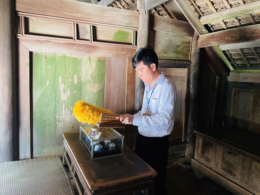 Công việc chuyên môn hàng ngày của anh Nguyễn Đức Hùng là bảo quản di tích.