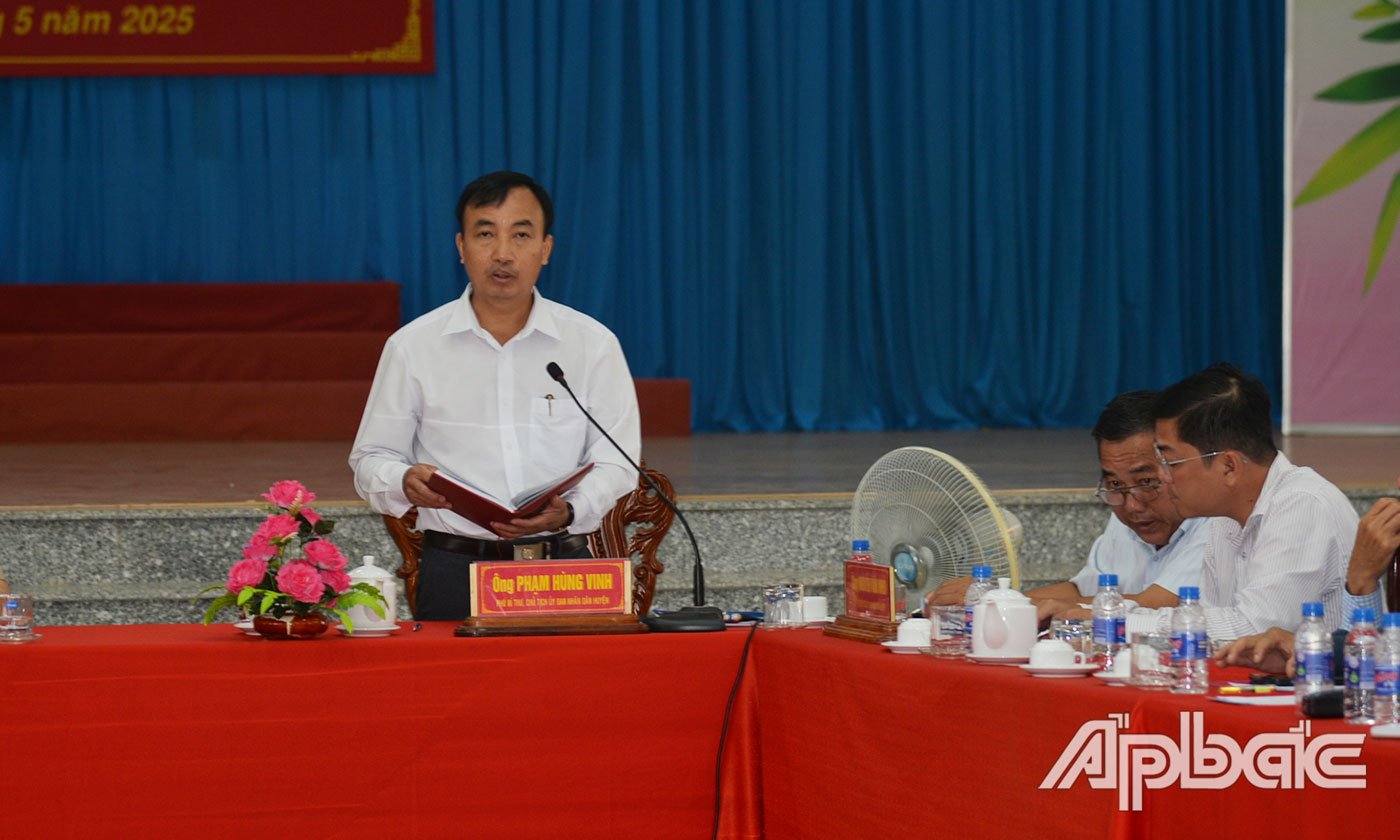Chủ tịch UBND huyện Chợ Gạo Phạm Hùng Vinh báo cáo tóm tắt kết quả kinh tế xã hội của huyện 5 tháng đầu năm 2025 và đề xuất các khó khăn, vướn mắc.