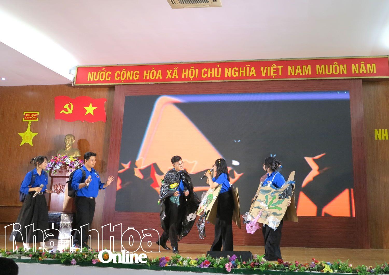 A greeting contest at the competition.