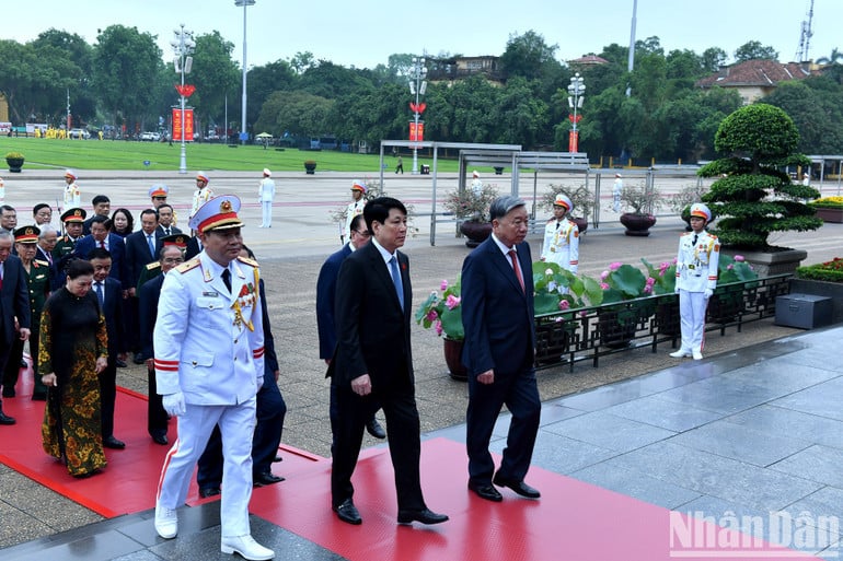 Các đồng chí lãnh đạo, nguyên lãnh đạo Đảng, Nhà nước thành kính tưởng nhớ công lao to lớn của Chủ tịch Hồ Chí Minh.