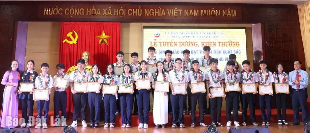 ผู้บริหารกรมสามัญศึกษา มอบเกียรติบัตรผู้ทำคุณประโยชน์แก่นิสิตนักศึกษา