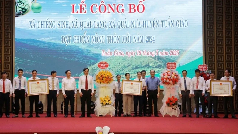 ទីក្រុង Dien Bien មានឃុំចំនួន ៣ ទៀតបានប្រគល់វិញ្ញាបនបត្រទទួលស្គាល់សម្រាប់ការបំពេញតាមស្តង់ដារជនបទថ្មី រូបថតទី ២