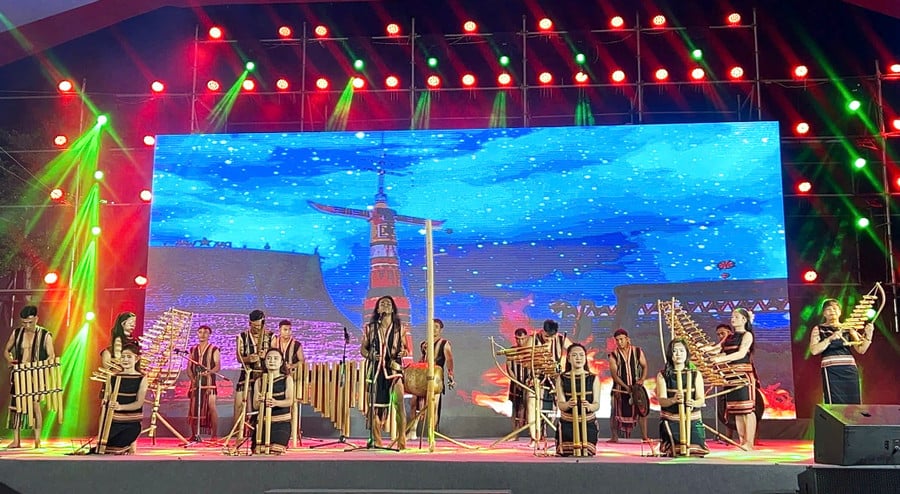doi-nghe-nhan-thon-pleiku-roh-tp-pleiku-trong-chuong-trinh-giao-luu-van-hoa-tai-trien-lam-ho-chi-minh-dep-nhat-ten-nguoi-anh-hong-tham.jpg