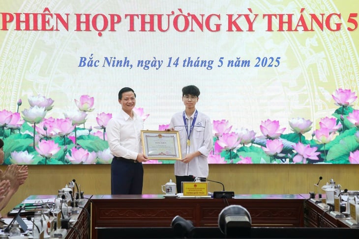 Chủ nhân HCV Olympic Vật lý châu Á: Nhỏ mê tìm hiểu sấm chớp mây mưa, lớn muốn làm kỹ sư AI - Ảnh 2.