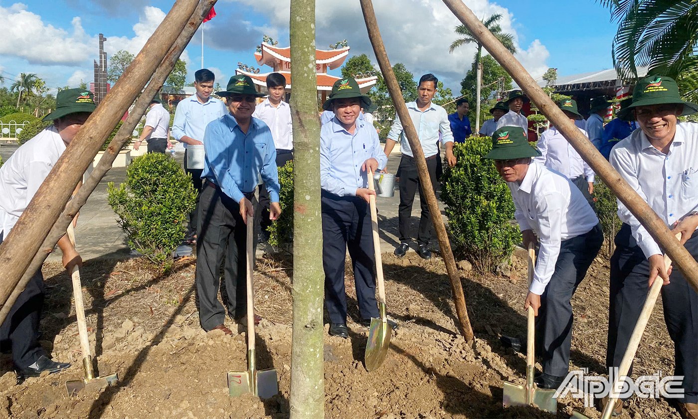The leaders and delegates participated in planting and watering over 20 oil trees at the Historical Relic Site.