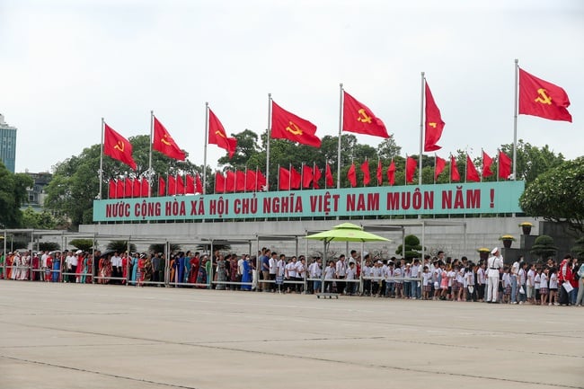 135 năm Ngày sinh Chủ tịch Hồ Chí Minh: đồng bào vào Lăng viếng Bác - Ảnh 6.