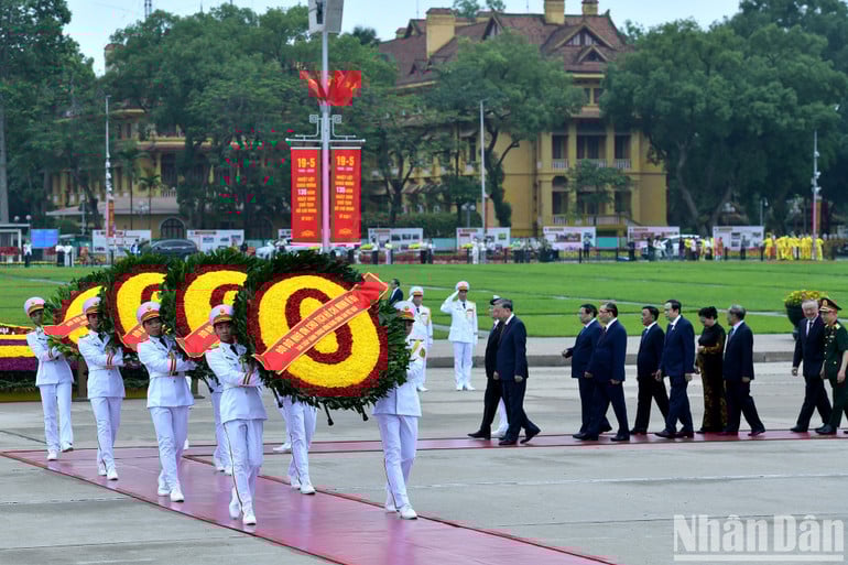 Vòng hoa của Đoàn mang dòng chữ “Đời đời nhớ ơn Chủ tịch Hồ Chí Minh vĩ đại”.