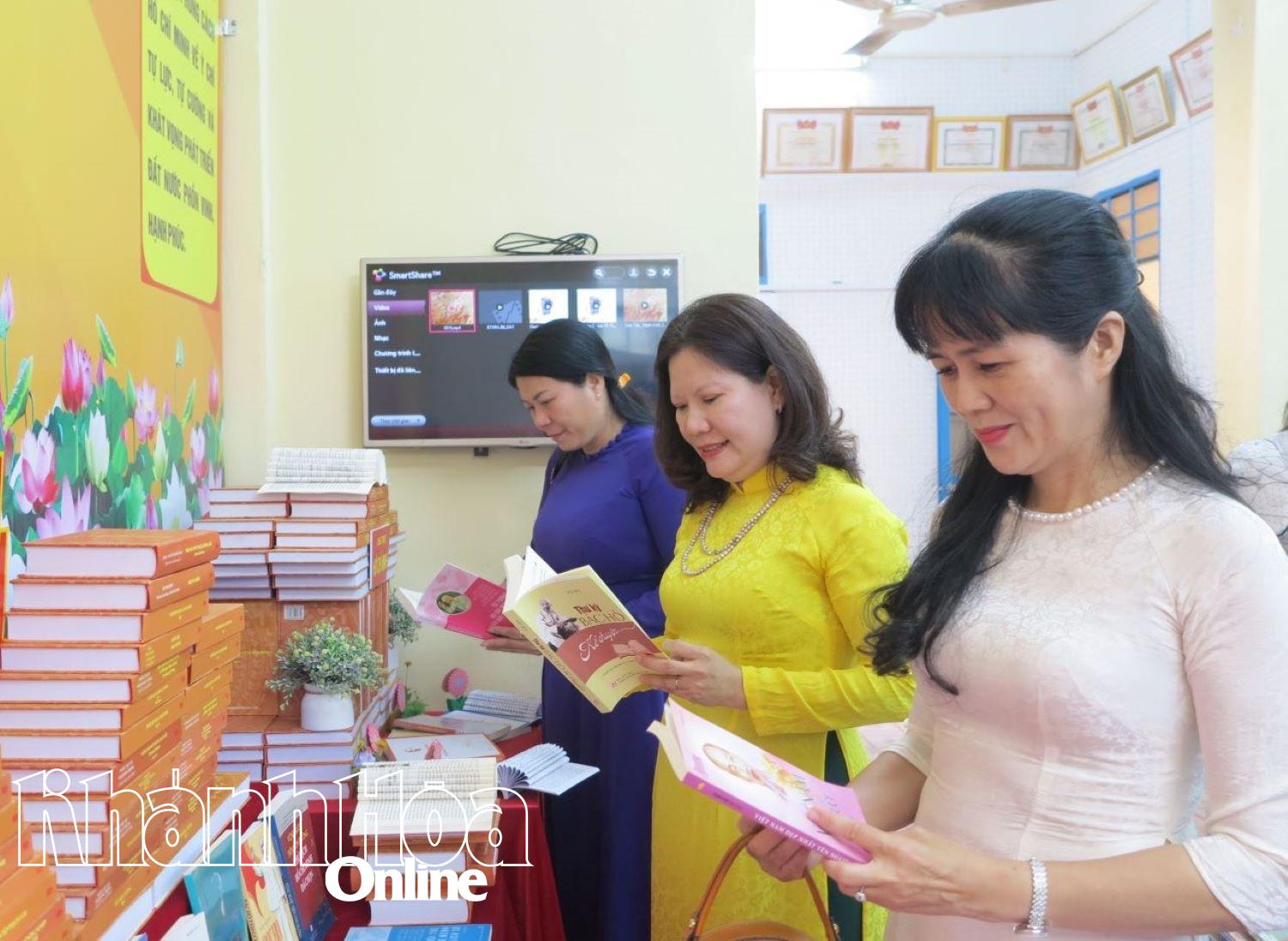 Tham quan không gian văn hóa Hồ Chí Minh. 