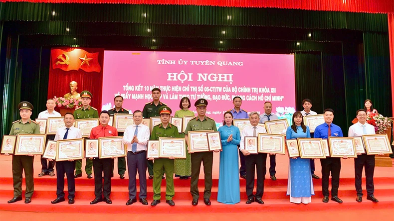 Tuyên Quang: Biểu dương, khen thưởng hơn 8.200 lượt tập thể, cá nhân điển hình học tập và làm theo Bác ảnh 2