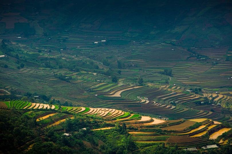 Khi đến Mù Cang Chải, du khách cần lưu ý giữ gìn cảnh quan, tôn trọng không gian sống của người dân, không đi vào ruộng nếu chưa được sự cho phép và hạn chế tiếng ồn trong bản. Chuẩn bị giày chống trơn, trang phục gọn nhẹ và chủ động đặt chỗ lưu trú sớm là những điều cần thiết để có một hành trình khám phá mùa nước đổ trọn vẹn và an toàn.