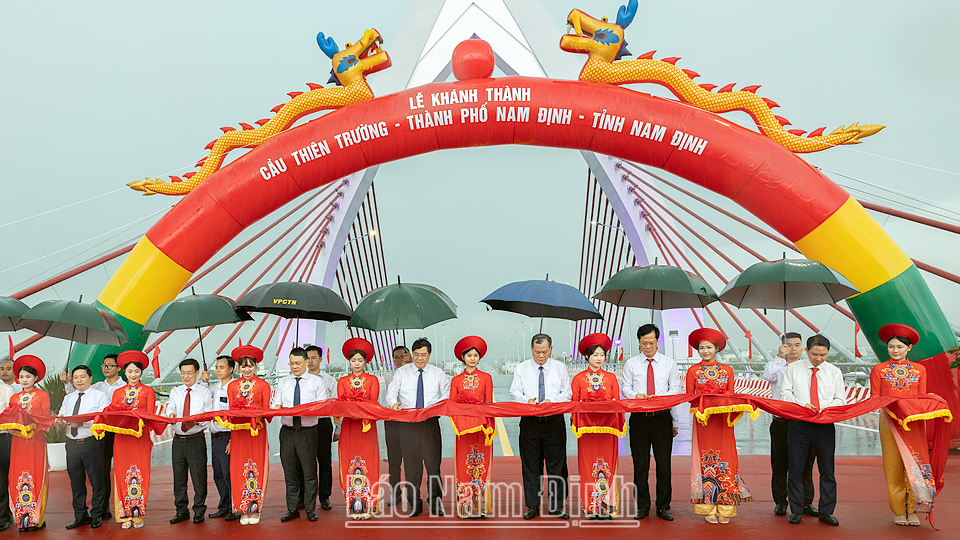 Đồng chí Phạm Gia Túc, Ủy viên BCH Trung ương Đảng, Phó Chánh Văn phòng Trung ương Đảng và các đồng chí Thường trực Tỉnh ủy, lãnh đạo tỉnh, thành phố, các đại biểu cắt băng khánh thành cầu Thiên Trường.