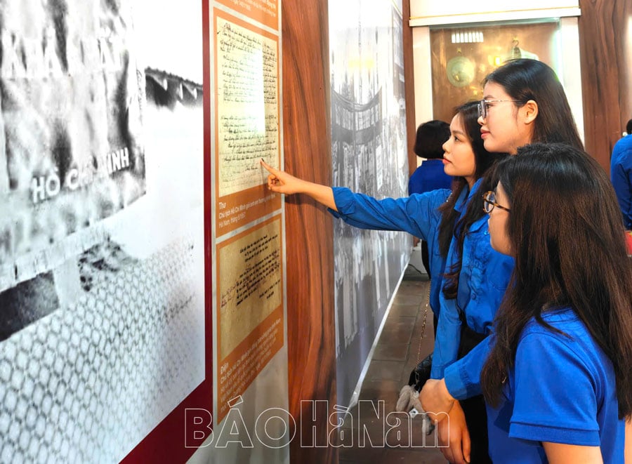 Jugendverband der Provinz Ha Nam bietet Weihrauch zum Gedenken an Präsident Ho Chi Minh auf dem Cat Tuong Memorial Area an