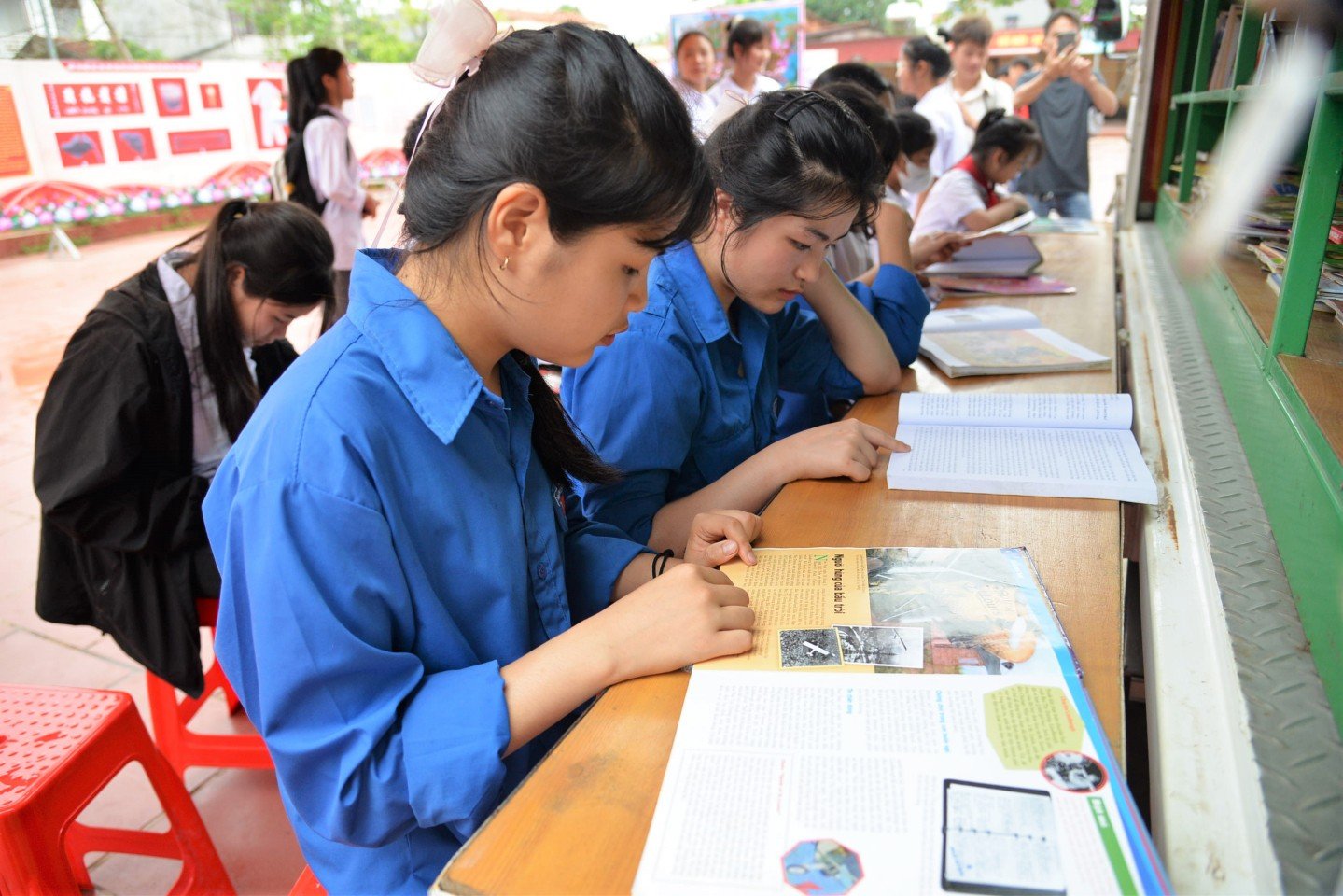 Students of Tu Doan Secondary School, Loc Binh District, read books at the mobile library.