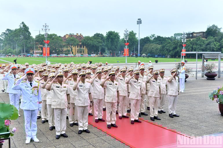 Đoàn đại biểu Đảng ủy Công an Trung ương - Bộ Công an thành kính tưởng nhớ Chủ tịch Hồ Chí Minh.