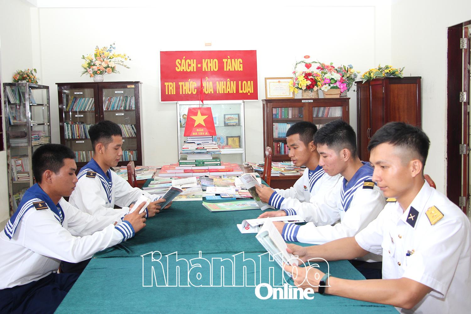 Sau giờ luyện tập, tuần tra canh gác, cán bộ, chiến sĩ đảo Đá Tây lại tới phòng truyền thống Bác Hồ để đọc sách.
