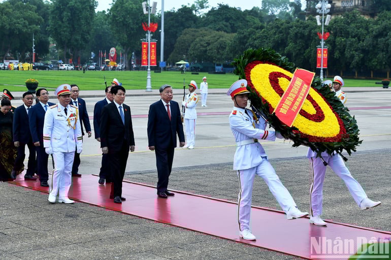 Các đồng chí lãnh đạo Đảng, Nhà nước vào Lăng viếng Chủ tịch Hồ Chí Minh.