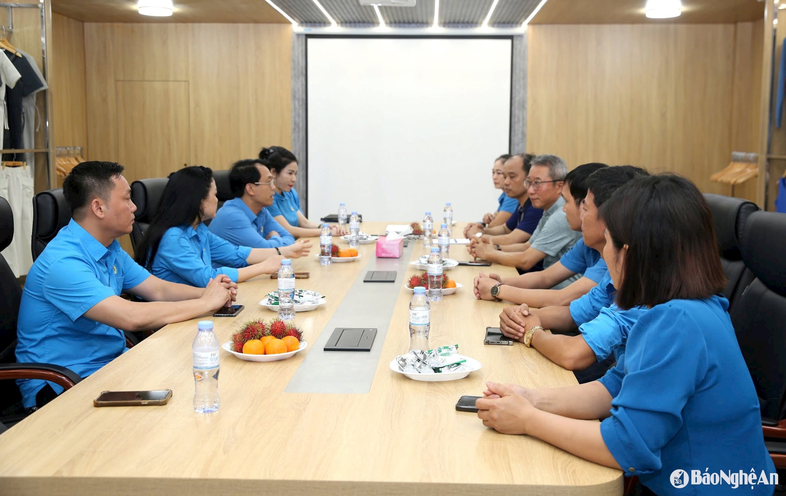 tặng quà cho công nhân chào cờ ngày 19.5 Tháng Công nhân 2025 Ảnh CSCC00012