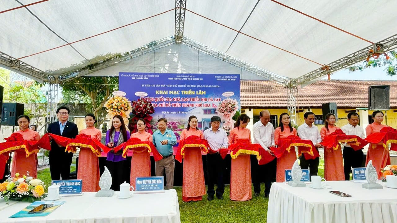 Cắt băng khai mạc triển lãm