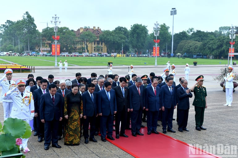 Các đồng chí lãnh đạo, nguyên lãnh đạo Đảng, Nhà nước thành kính tưởng nhớ công lao to lớn của Chủ tịch Hồ Chí Minh.