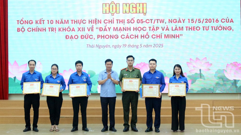 តំណាងក្រុមទាំង៦ ដែលមានស្នាដៃឆ្នើមក្នុងការសិក្សា និងអនុវត្តតាមមនោគមវិជ្ជា សីលធម៌ និងរចនាបថរបស់ហូជីមិញ ដំណាក់កាល ២០១៦-២០២៥ បានទទួលរង្វាន់នៅសន្និសីទ។