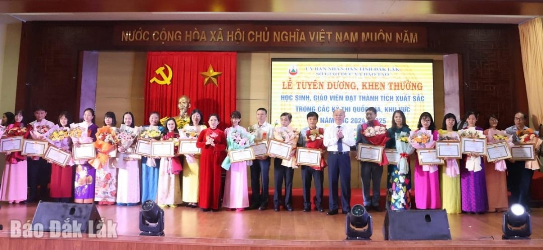 รองประธานคณะกรรมการประชาชนจังหวัด Truong Cong Thai และผู้อำนวยการกรมศึกษาธิการและฝึกอบรม Le Thi Thanh Xuan มอบประกาศนียบัตรจากกระทรวงศึกษาธิการและฝึกอบรมให้กับนักเรียนที่ได้รับรางวัลดีเด่นในปีการศึกษา 2024-2025