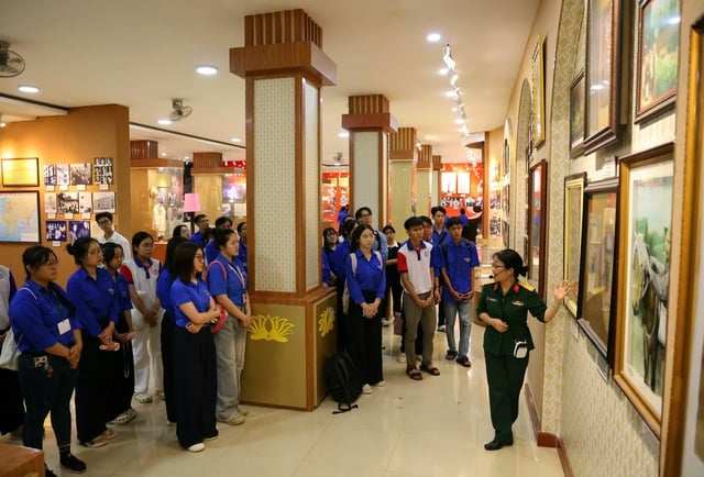 Tranh chân dung Bác Hồ từ lá sen khô, vỏ tràm, mo cau...- Ảnh 1.