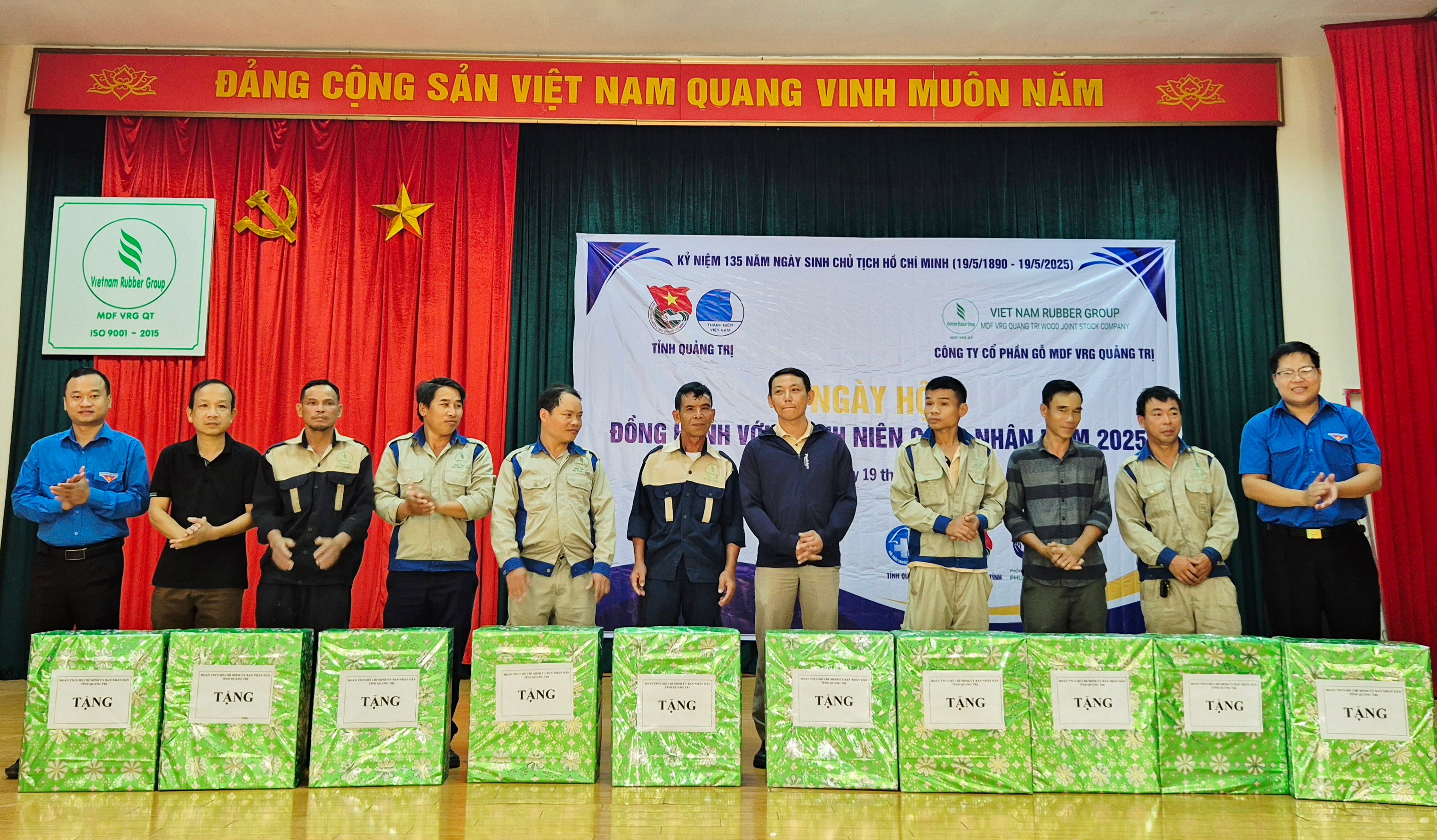 Hơn 100 công nhân lao động được khám bệnh, cấp thuốc miễn phí