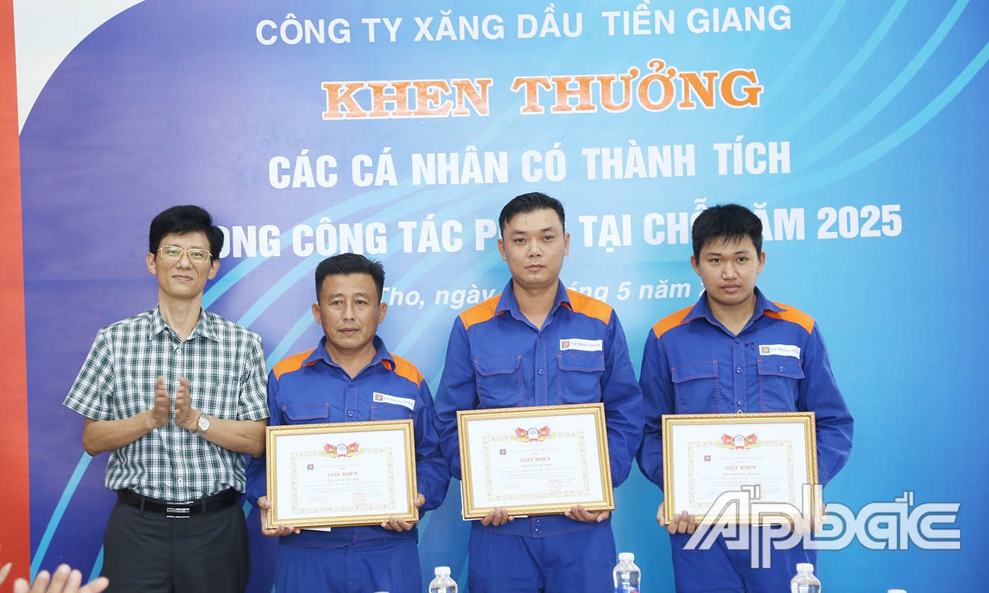អ្នកដឹកនាំក្រុមហ៊ុនផ្តល់រង្វាន់ដល់បុគ្គល។