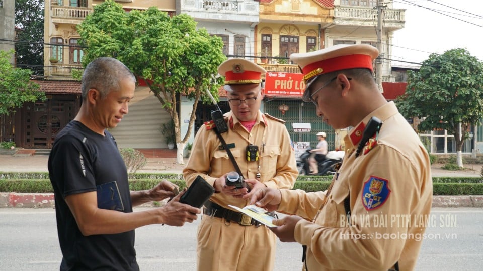 ក្រុម​ប៉ូលិស​ចរាចរណ៍​លេខ​១ នាយកដ្ឋាន​នគរបាល​ចរាចរណ៍​នៃ​ស្នងការដ្ឋាន​នគរបាល​ខេត្ត​បំពេញ​មុខងារ​នៅ​ផ្លូវ​ង៉ោ​ក្វាន់ ក្រុង​ឡាង​សឺន