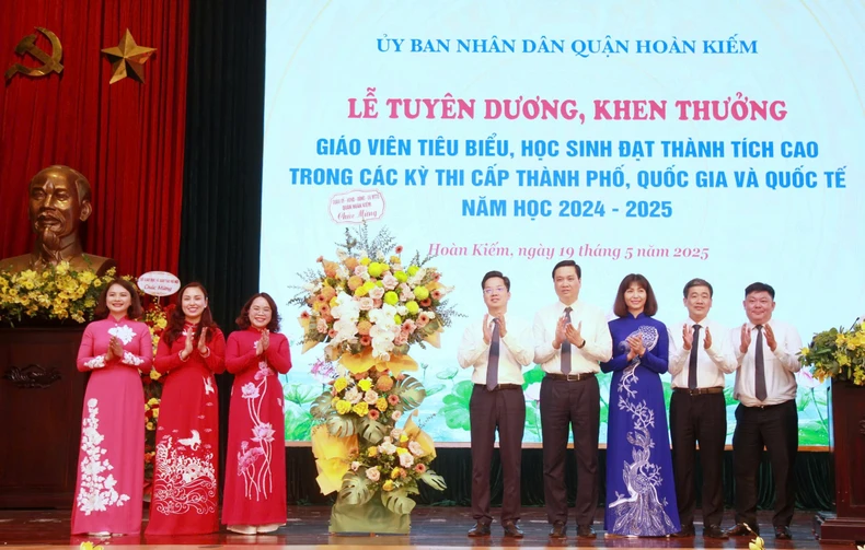Quận Hoàn Kiếm tôn vinh giáo viên và học sinh xuất sắc năm học 2024-2025 ảnh 4