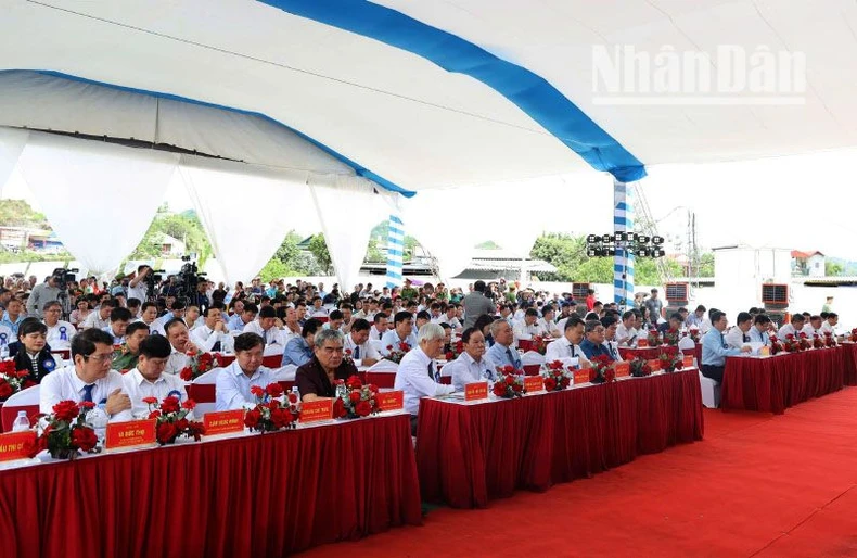 Khởi công tuyến đường bộ cao tốc Hòa Bình-Mộc Châu ảnh 2