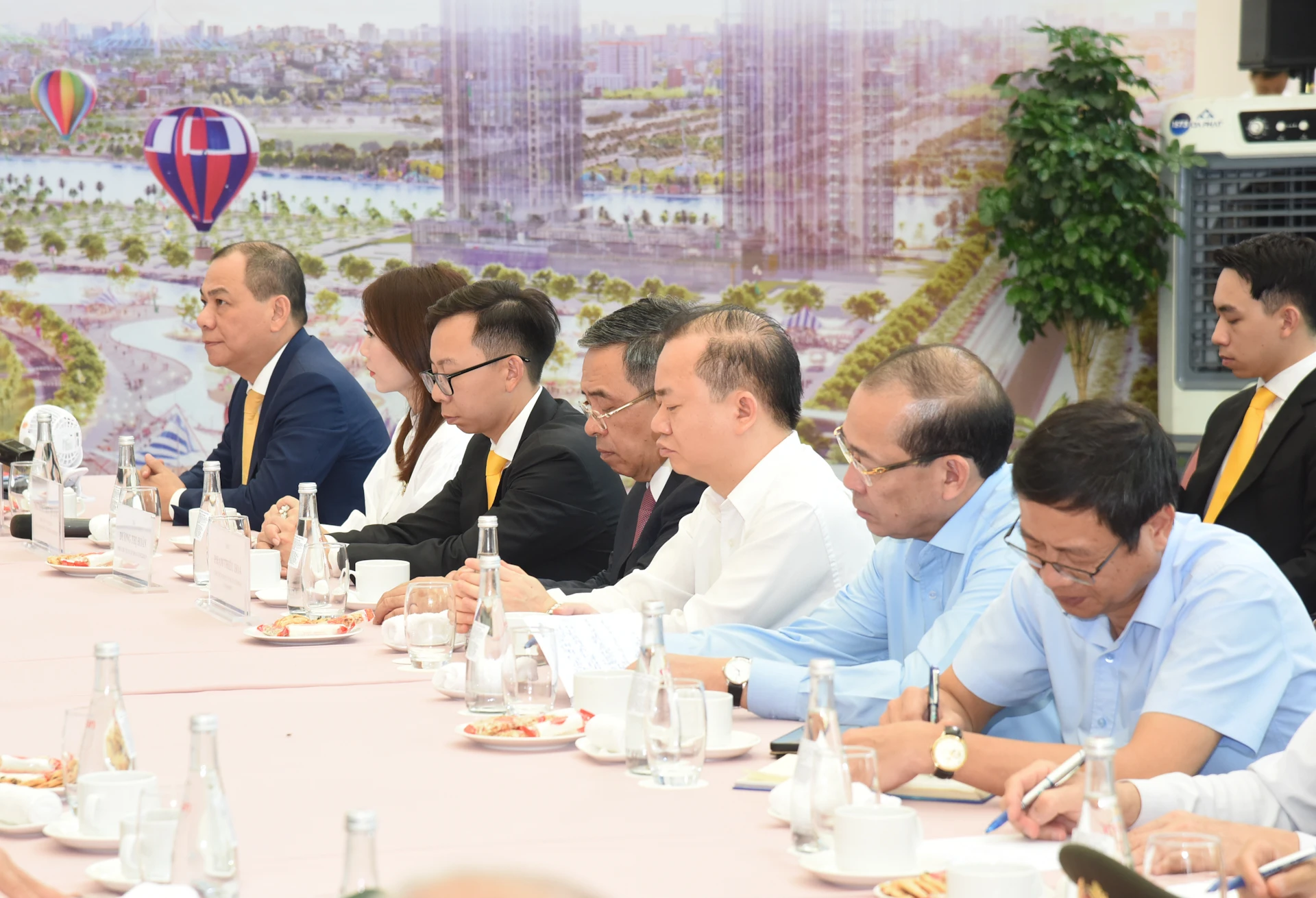 [Ảnh] Thủ tướng Phạm Minh Chính kiểm tra tiến độ dự án Trung tâm Hội chợ Triển lãm Quốc gia ảnh 6