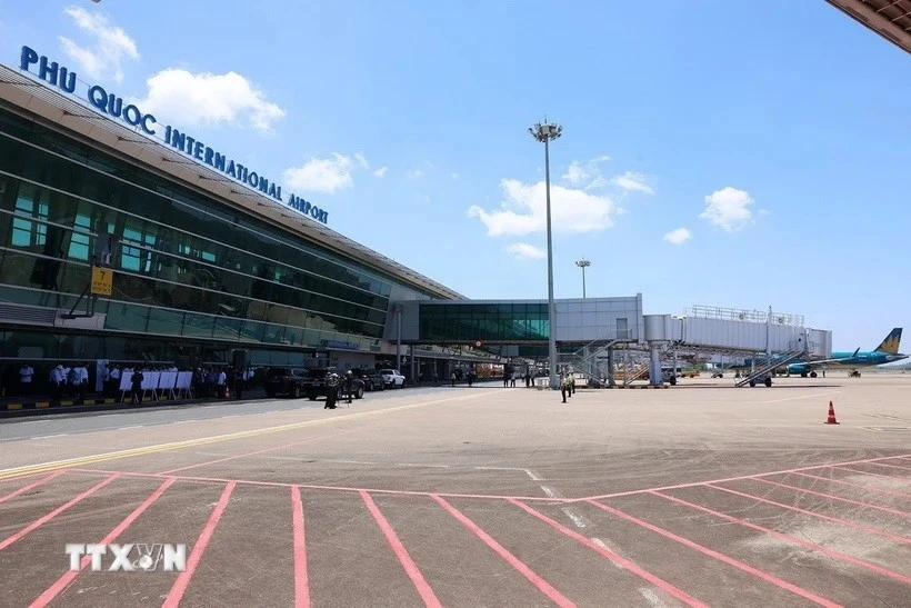 Tạm đình chỉ công tác cán bộ cửa khẩu vì xé thẻ lên máy bay của khách